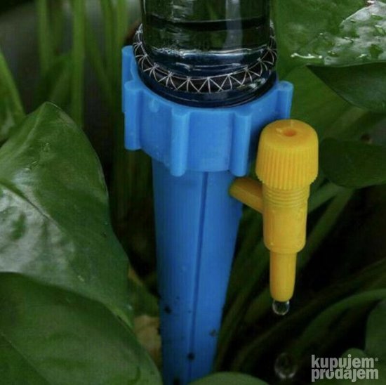 Sistem za zalivanje biljaka, predviđen za upotrebu uz plastičnu flašu.