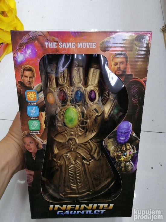 Prikaz igračke Infinity Gauntlet sa motivom iz sveta Avengers.