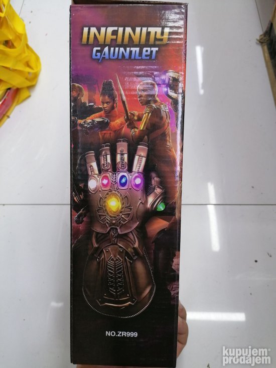 Avengers rukavica Infinity Gauntlet predstavljena kao igračka figura.