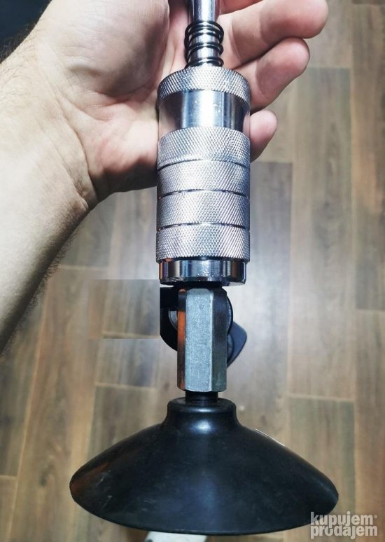 Prikazan je vakum alat sa tegom za upotrebu u autolimarskim poslovima.