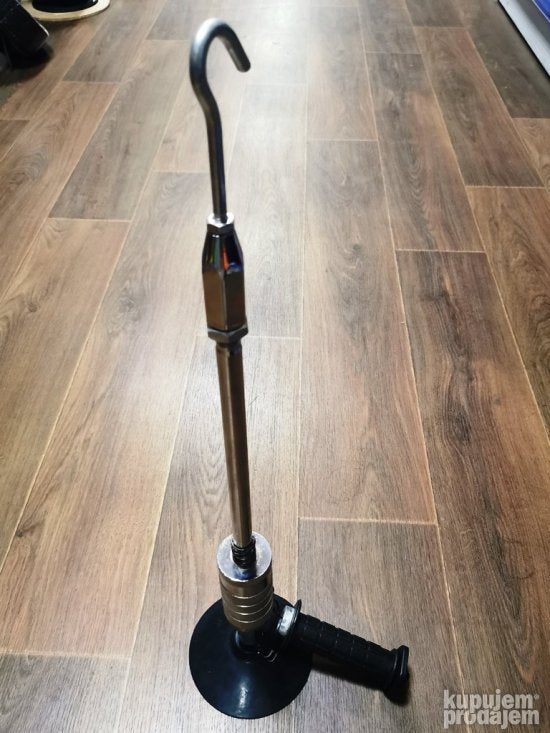 Vakum za autolimare prikazan kao ručni alat sa tegom.