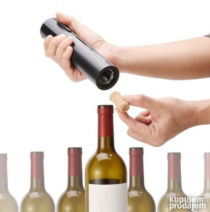 Nastavak za sipanje i čep za vino iz kompleta.