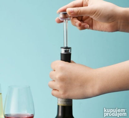 Komplet za vino sa električnim otvaračem i priborom za bocu.