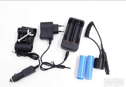 Punjači za 220 V i 12 V uključeni uz lovnu baterijsku lampu.