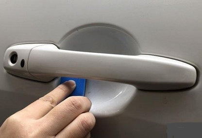 Transparentno sredstvo koje se nanosi na tragove na automobilskom laku.