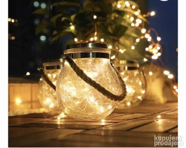 Dve solarne lampe smeštene su u staklene tegle.