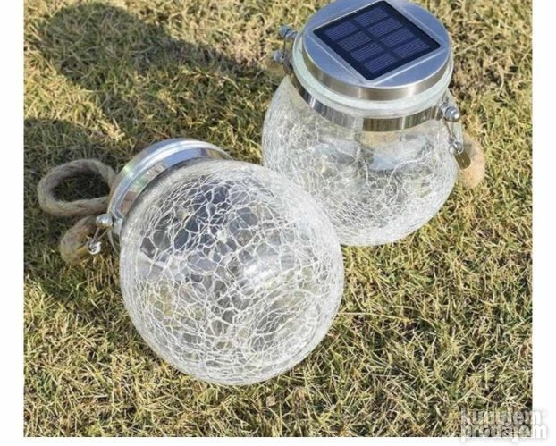 Staklene tegle i solarne lampe spojene su u jedan set.