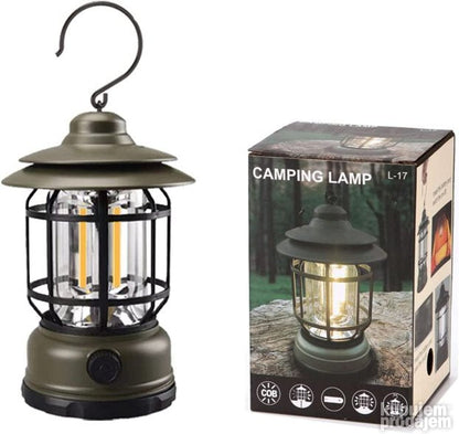 Retro lampa za kampovanje prikazana je sa abažurom i metalnom kukom.