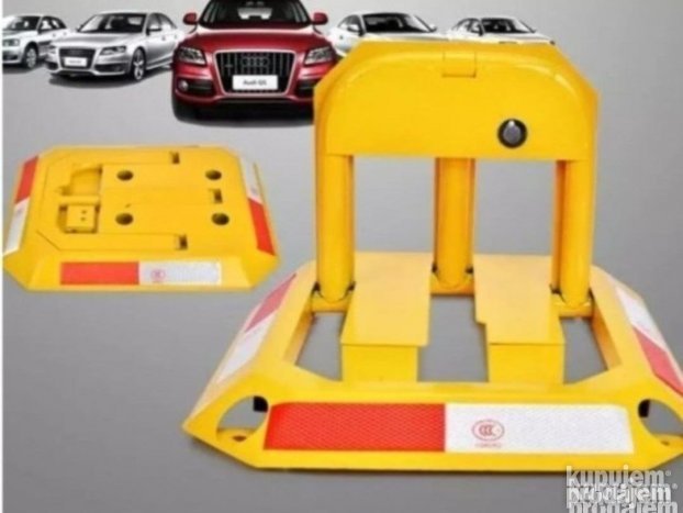 Parking barijera sa ugrađenim cilindrom za zaključavanje.