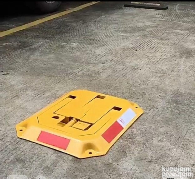 Mehanička rampa za zaključavanje parking mesta prikazana kao proizvod.