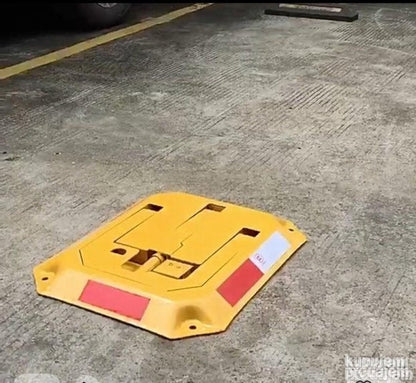Mehanička rampa za zaključavanje parking mesta prikazana kao proizvod.