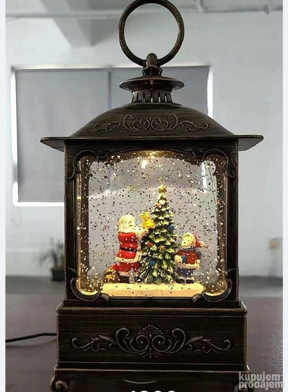 Praznična lampa retro izgleda sa motivom Deda Mraza pored jelke.