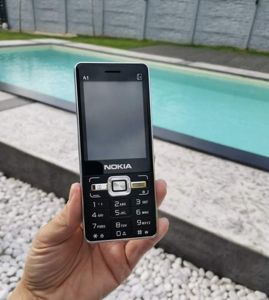 Na slici je prikazan mobilni telefon A1.