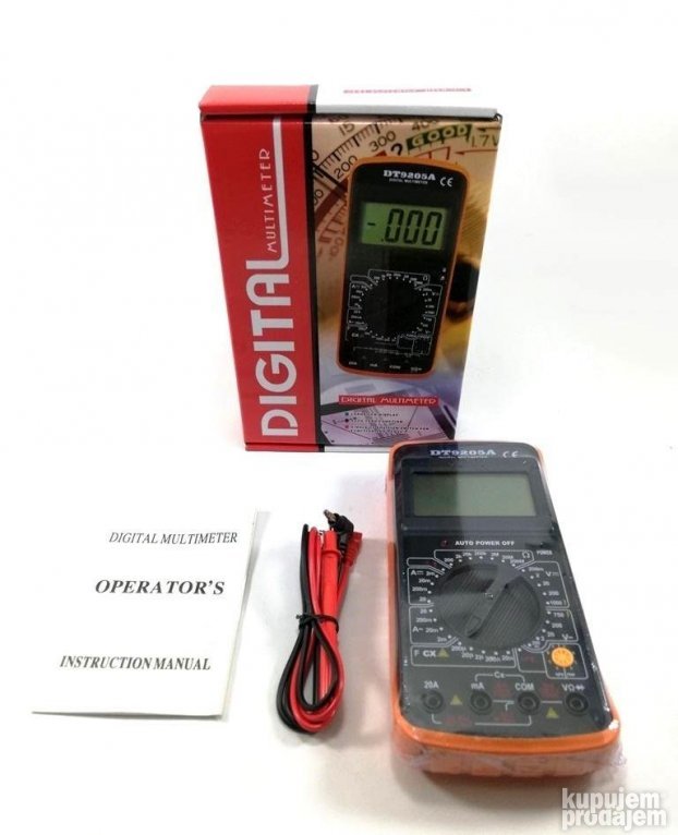 Digitalni multimetar DT-9205 A prikazan uz merne kablove sa pipalicama.