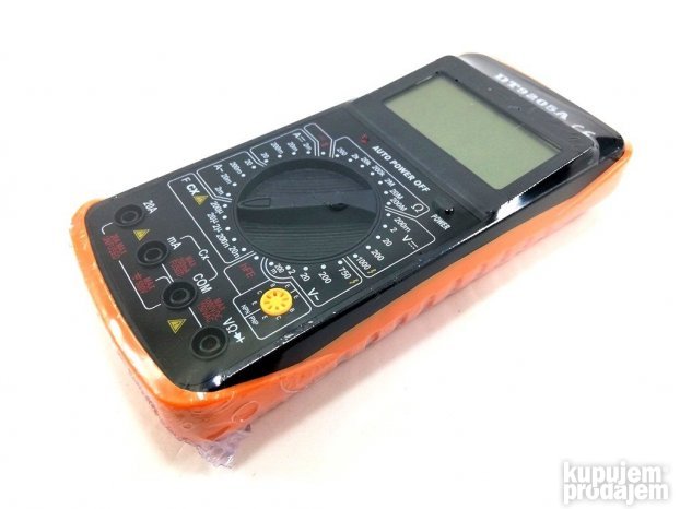Multimetar DT-9205 A sa displejem i priključenim mernim kablovima.