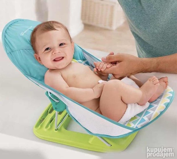 Mekana mrežasta traka na stolici oblikuje oslonac za bebu tokom kupanja.