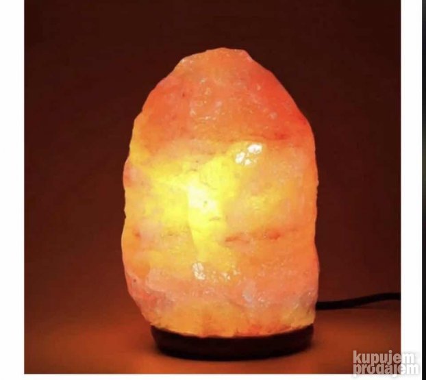 Himalajska kristalna slana lampa prikazana kao dekorativni izvor blage, tople svetlosti.