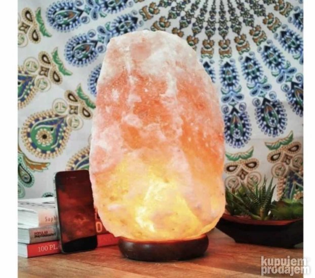 Slana lampa od himalajskog kristala predstavlja svetlosni detalj za enterijer.