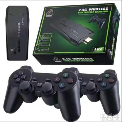 M8 Retro konzola namenjena igranju uz podršku za dva bežična kontrolera.