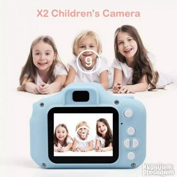 Fotografija prikazuje digitalni fotoaparat za decu u dve boje.