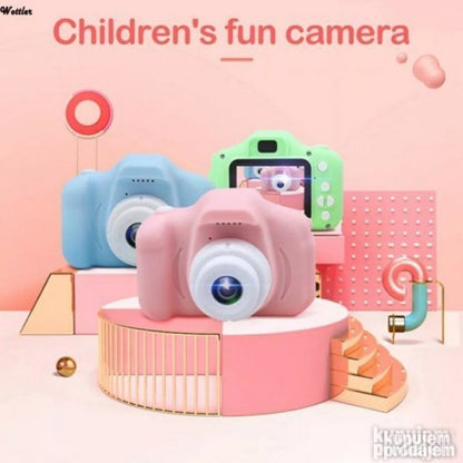 Roze i plavi digitalni fotoaparat za beleženje dečjih kadrova.