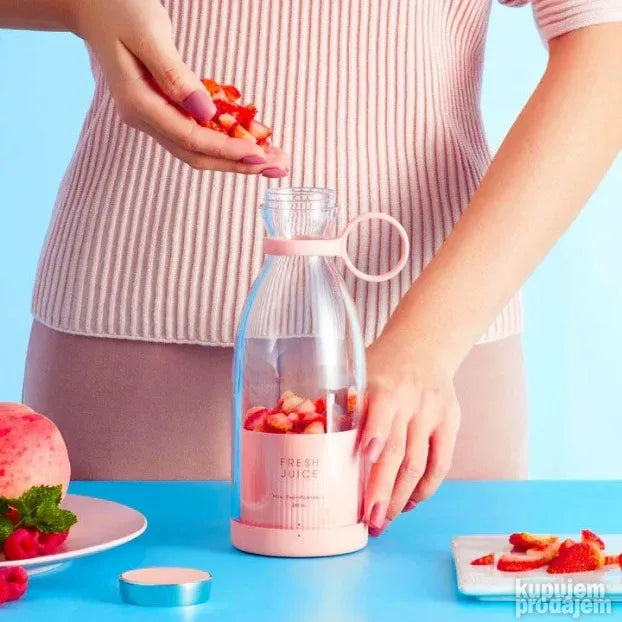 PRODAVANI blender za voće kapaciteta 420 ml.