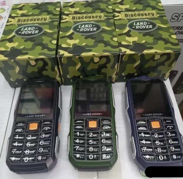 Mobilni telefon Q8 prikazan iz drugog ugla.