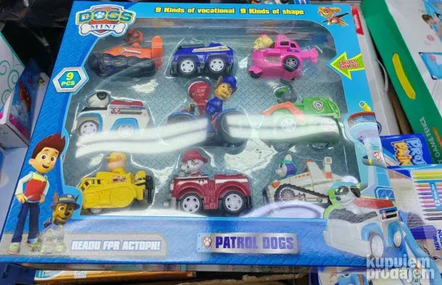 Devet figura iz Patrolnih šapa i autići za igru.
