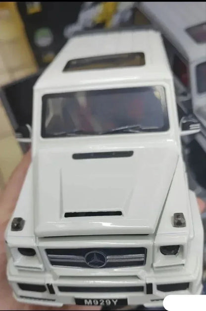 Metalno-plastično vozilo za igru u obliku Mercedes G-klase.