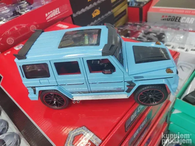 Set baterija je naveden uz metalni model G klase Babosi 800.