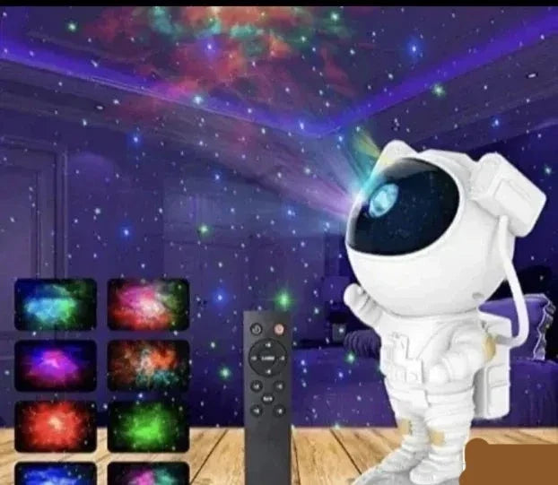 Zelene zvezde prate projekciju maglene galaksije iz astronautskog projektora.