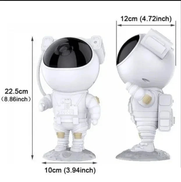 Svetlosna projekcija astronautskog uređaja prikazuje galaksiju i zelene zvezde.