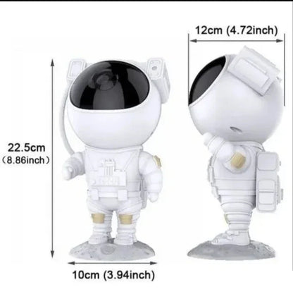 Svetlosna projekcija astronautskog uređaja prikazuje galaksiju i zelene zvezde.