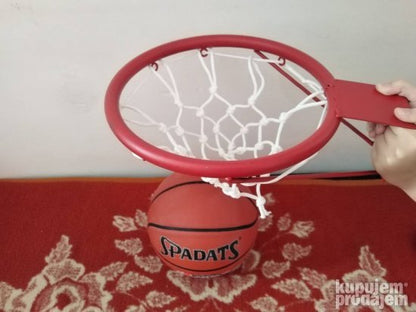 Prikazan je košarkaški obruč prečnika 30 cm.