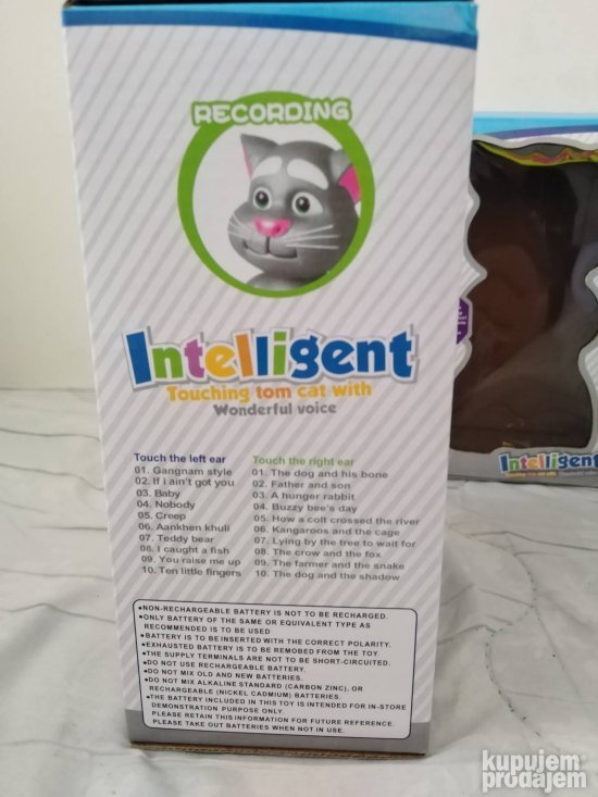 Plišana igračka mačka Tom reaguje kada se pritisnu obraz, šapa, rep ili stomak.