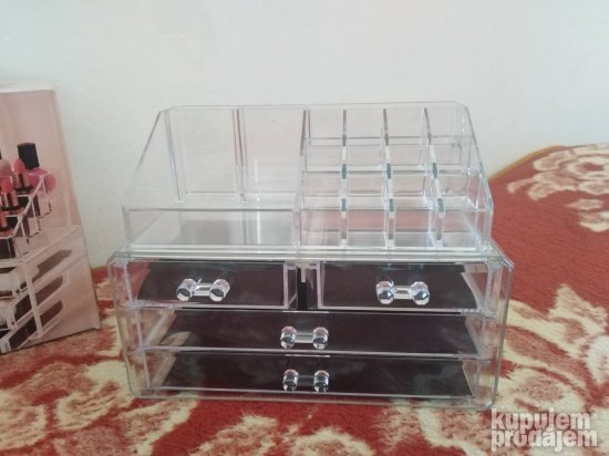 Četiri fioke i gornji deo za odlaganje čine plastični organizer za šminku.