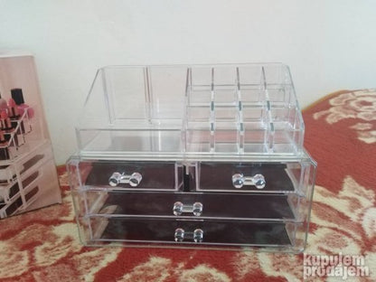 Četiri fioke i gornji deo za odlaganje čine plastični organizer za šminku.