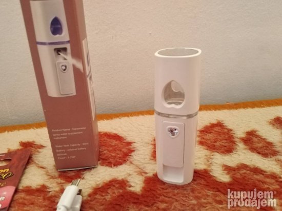 Beli nano sprej namenjen osvežavanju i ovlaživanju vazduha.