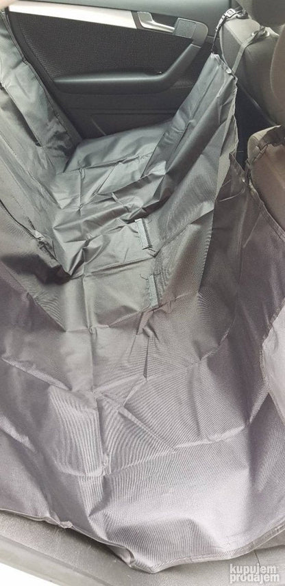 Trake na prostirci služe za njeno kačenje na sedišta.
