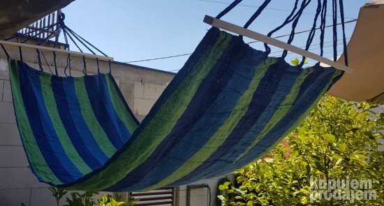 Veća ležaljka-ljuljaška sa letvicama za odmor na otvorenom.