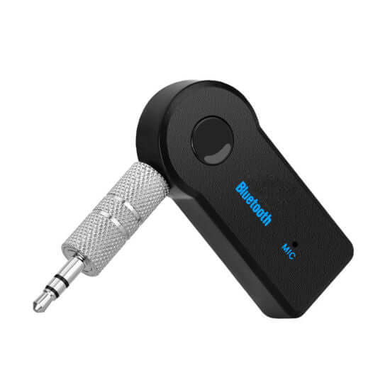 Crni PRODAVANI Bluetooth adapter sa priključkom od 3,5 mm.