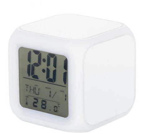 Na slici je sat sa termometrom za merenje trenutne temperature.