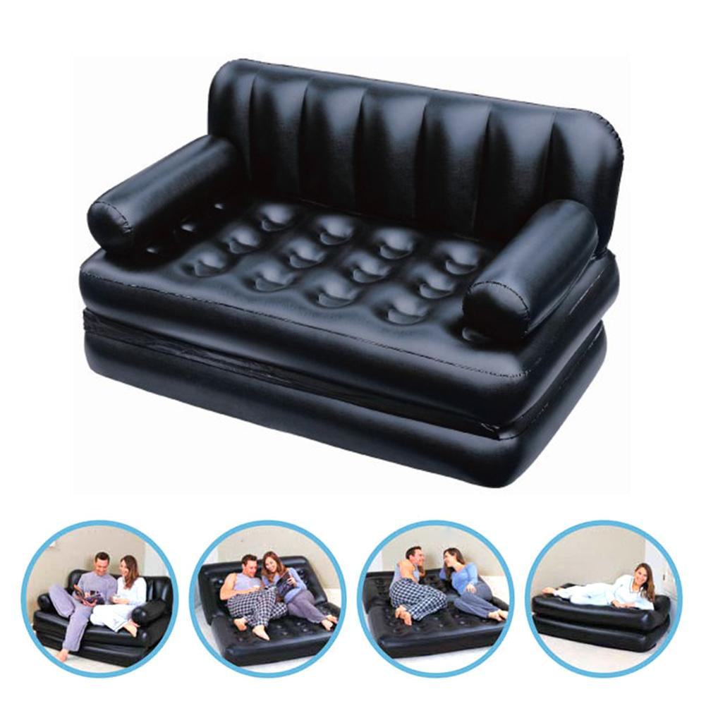 Sofa na naduvavanje preklopljena na pola kao manji ležaj.