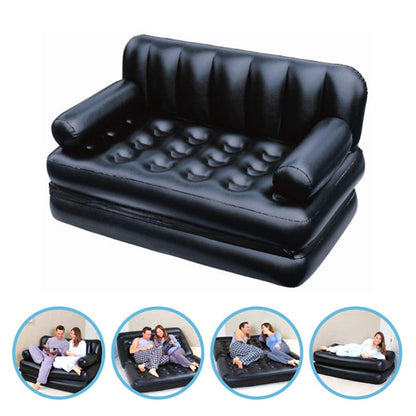 Sofa na naduvavanje preklopljena na pola kao manji ležaj.