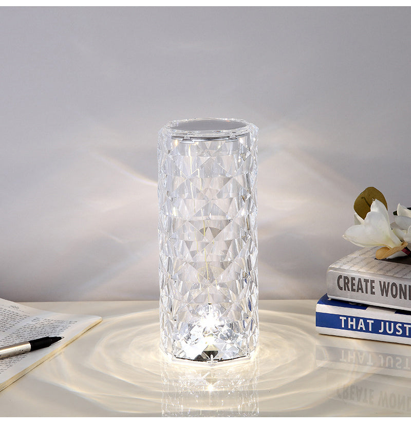 LED lampa sa kristalnim motivom namenjena stonom osvetljenju.