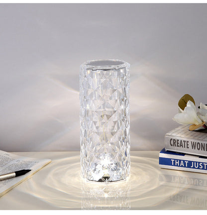 LED lampa sa kristalnim motivom namenjena stonom osvetljenju.