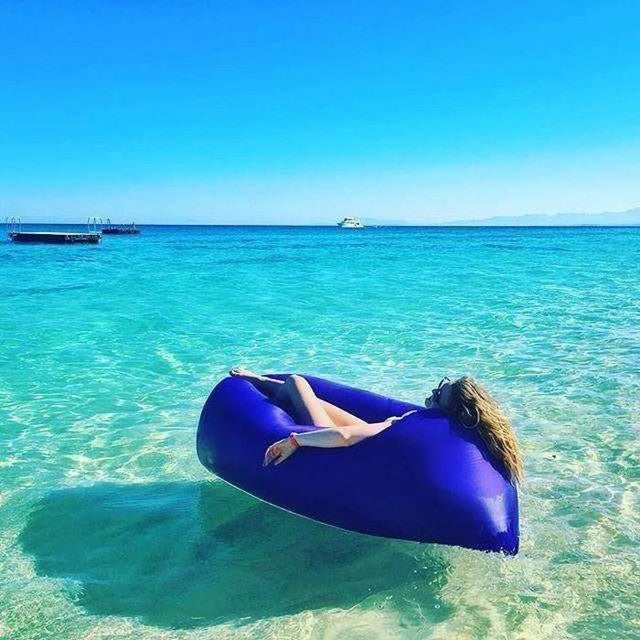 Naduvavajuća ležaljka Lazy Bag pogodna je za odmor u prirodi.