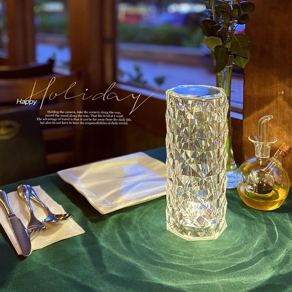Kristalni elementi ukrašavaju površinu ove LED lampe.