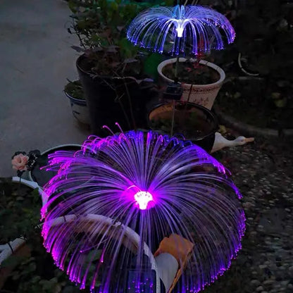 Solarna lampa meduza za postavljanje uz baštensku stazu.