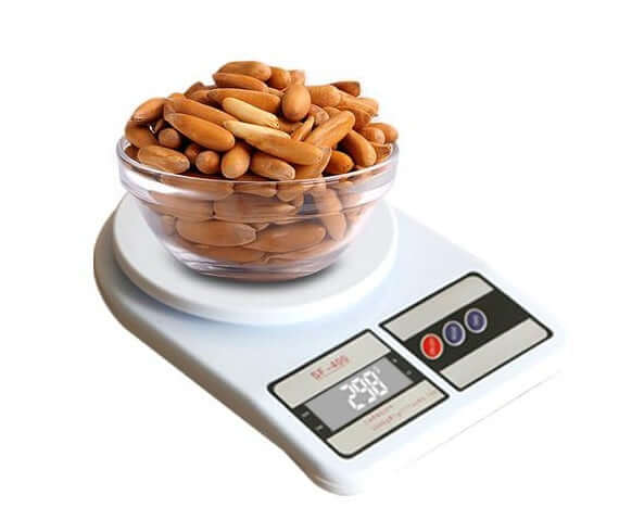 Na slici je bela digitalna kuhinjska vaga za merenje težine u kilogramima.
